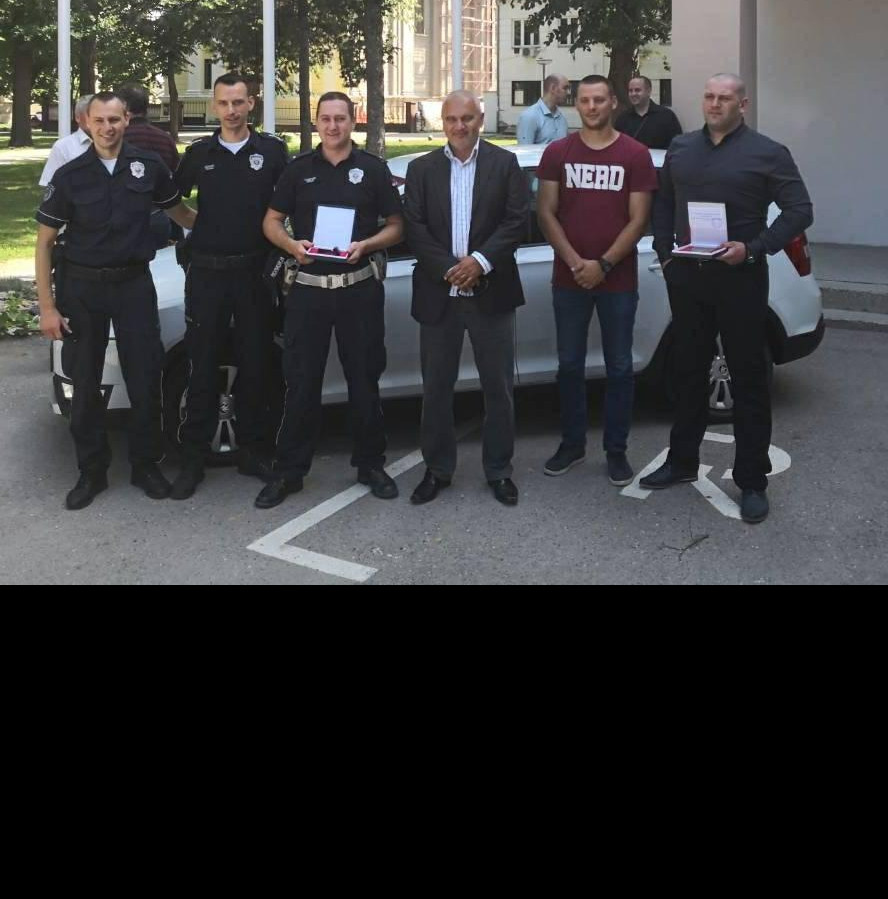 (FOTO) DAN POLICIJE OBELEŽEN U ŽABLJU: Stanici od opštine auto na poklon, nagrada za najboljeg policajca